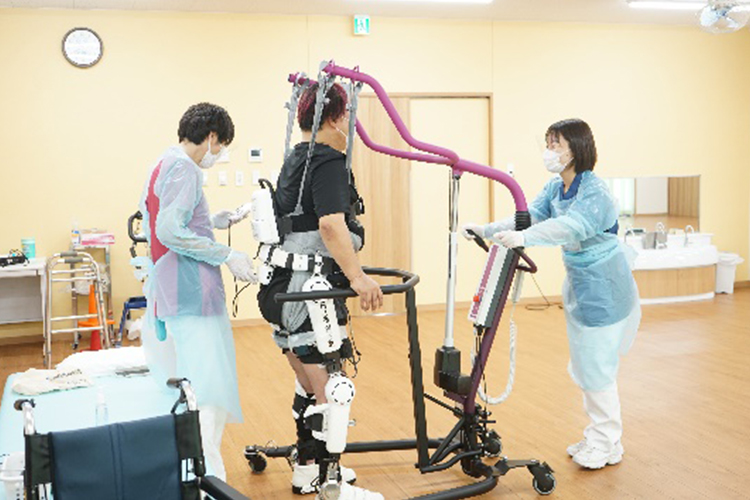 写真：ロボットリハビリテーションによる歩⾏訓練1