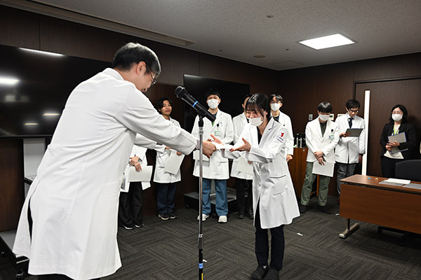 令和6年度医科研修医・歯科研修医・薬剤師レジデント修了式／令和6年度ベスト研修医等授与式1