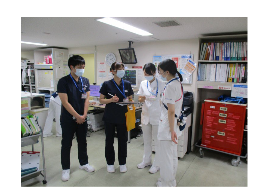 病棟看護師さんと情報共有している場面