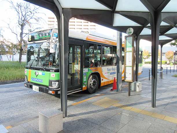 バス乗り場①で、都営バス「錦37 青戸車庫前」 に乗ってください（前払い大人210円）