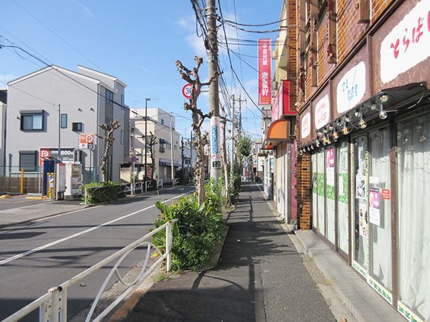 バスの進行とは逆方向に「たから十間橋」の交差点まで戻ってください（40m程度）