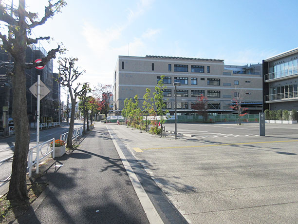 踏切をわたって80mほど歩くと、右手に見えてくるベージュ色の5階建ての建物が千葉大学墨田サテライトキャンパスです