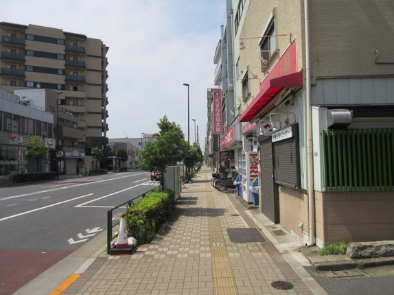 「くすりの福太郎」様を通過して最初の角を右折します 