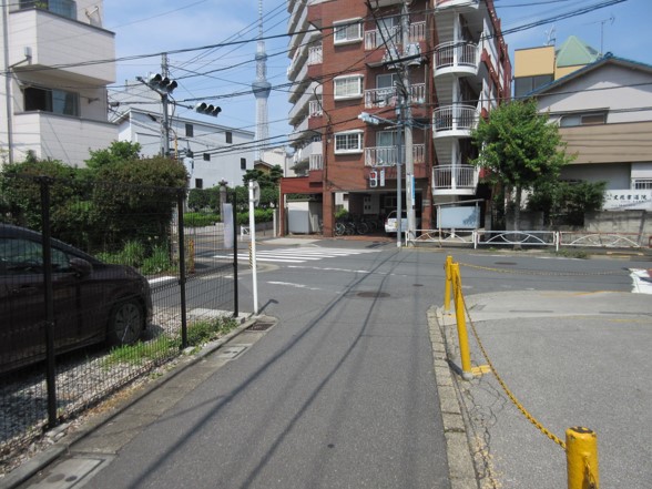 突き当たりの横断歩道を渡り左折します