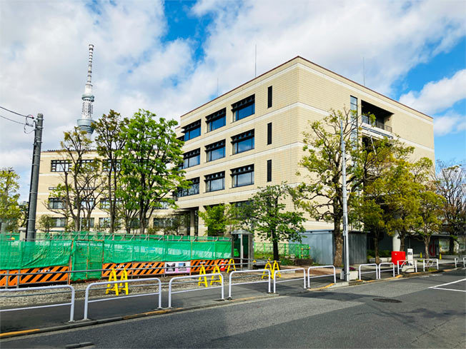 突き当たり右手に見えてくるベージュの5階建ての建物が千葉大学墨田サテライトキャンパスです