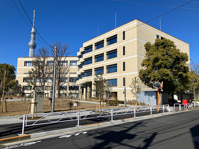 突き当たり右手に見えてくるベージュの5階建ての建物が千葉大学墨田サテライトキャンパスです