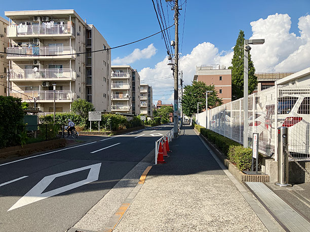 文花団地を左に見て、北方向へ歩きます