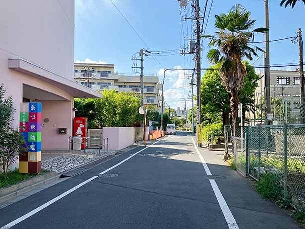 あづま幼稚園を左に見て進みます