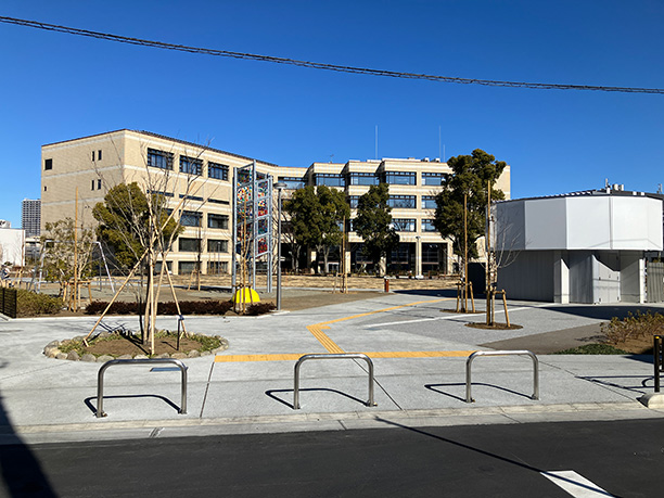 右手に見えてくるベージュの５階建ての建物が千葉大学墨田サテライトキャンパスです