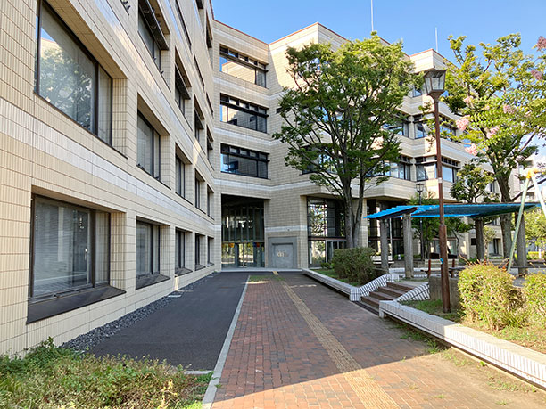 千葉大学墨田サテライトキャンパスの
正面玄関は、１Ｆ東側にあります
