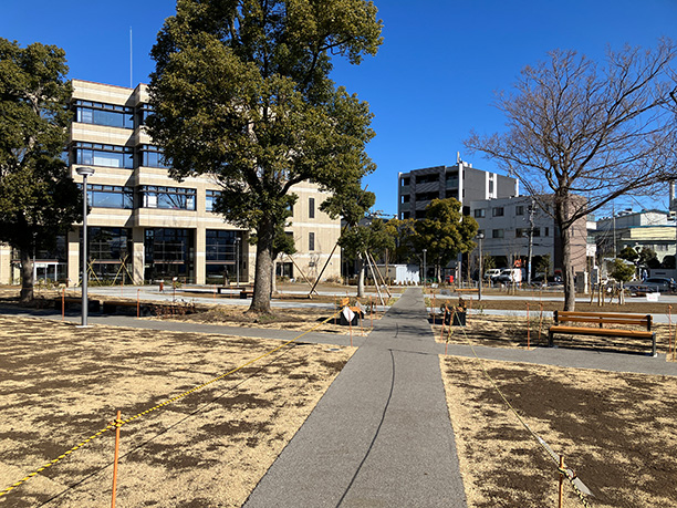 あずま百樹園を通り抜けると、千葉大学墨田サテライトキャンパスの正面玄関に着きます
