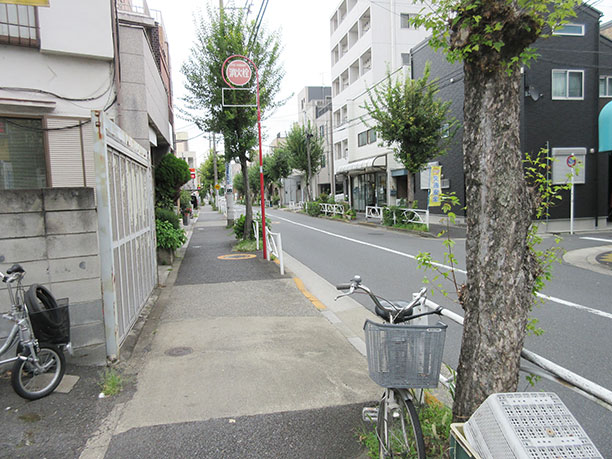 駐車場を出て、東方向に歩きます