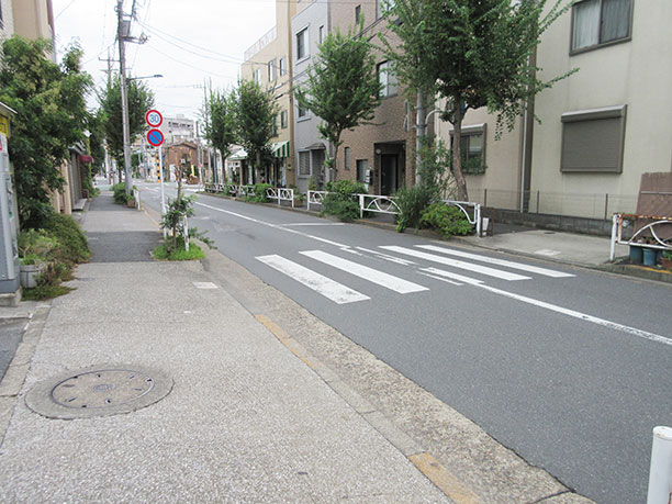 駐車場を出て、すぐ目に入る断歩道を渡ります