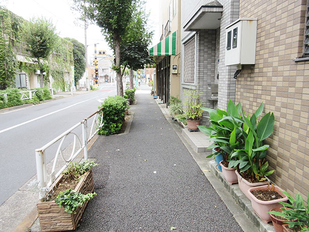 東方向に歩きます