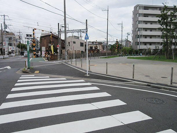 踏切の手前で右折し、線路のわき道を進みます