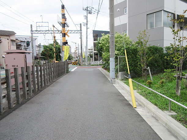 最初の路地を右折します