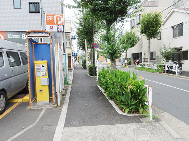 駐車場を出て、西方向に歩きます