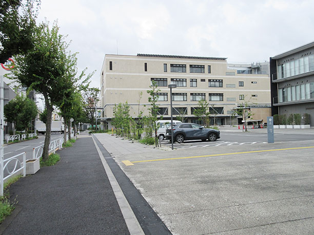 右手に見えてくるベージュの５階建ての建物が千葉大学墨田サテライトキャンパスです