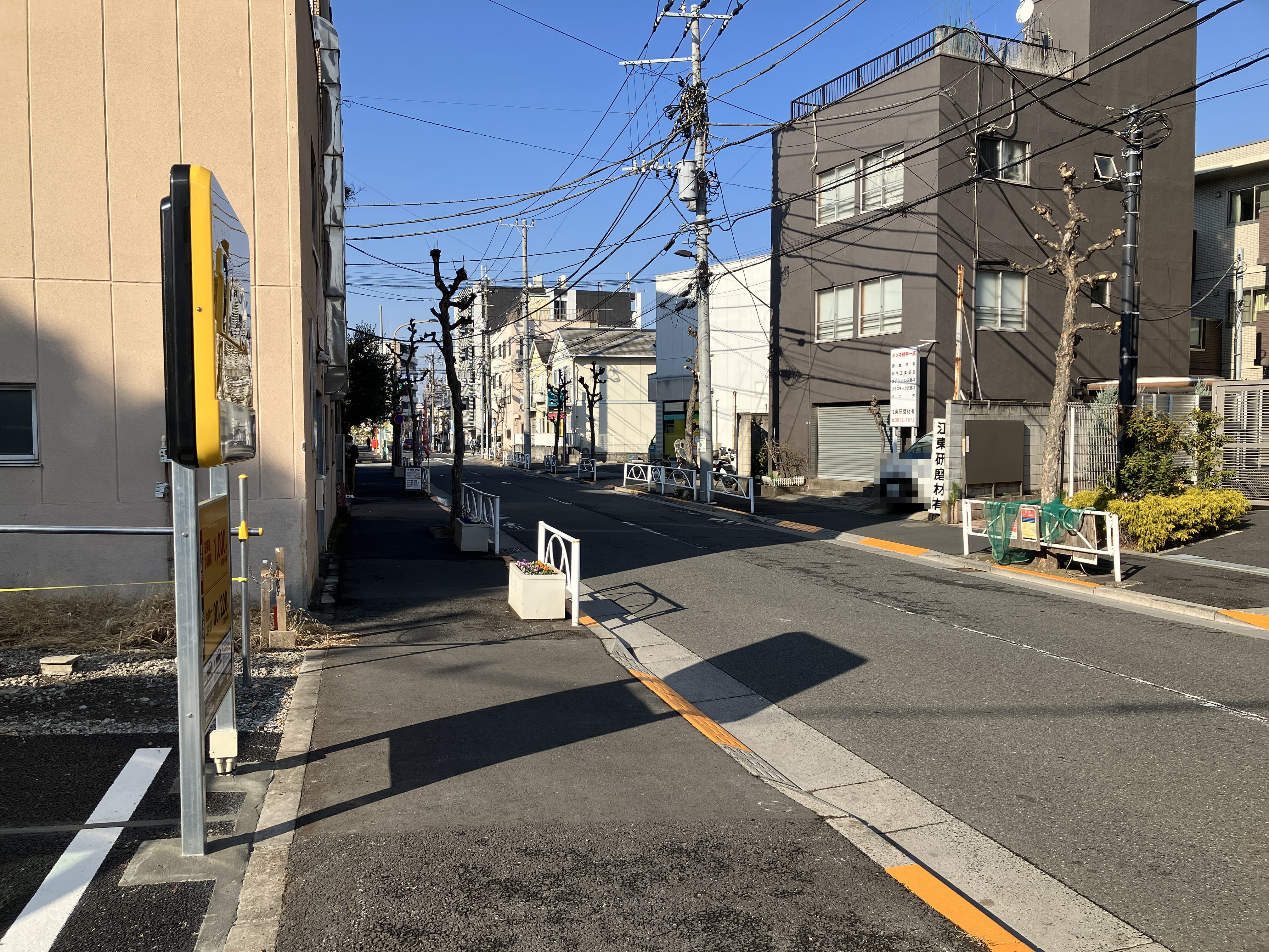 駐車場を出て、北方向に歩きます