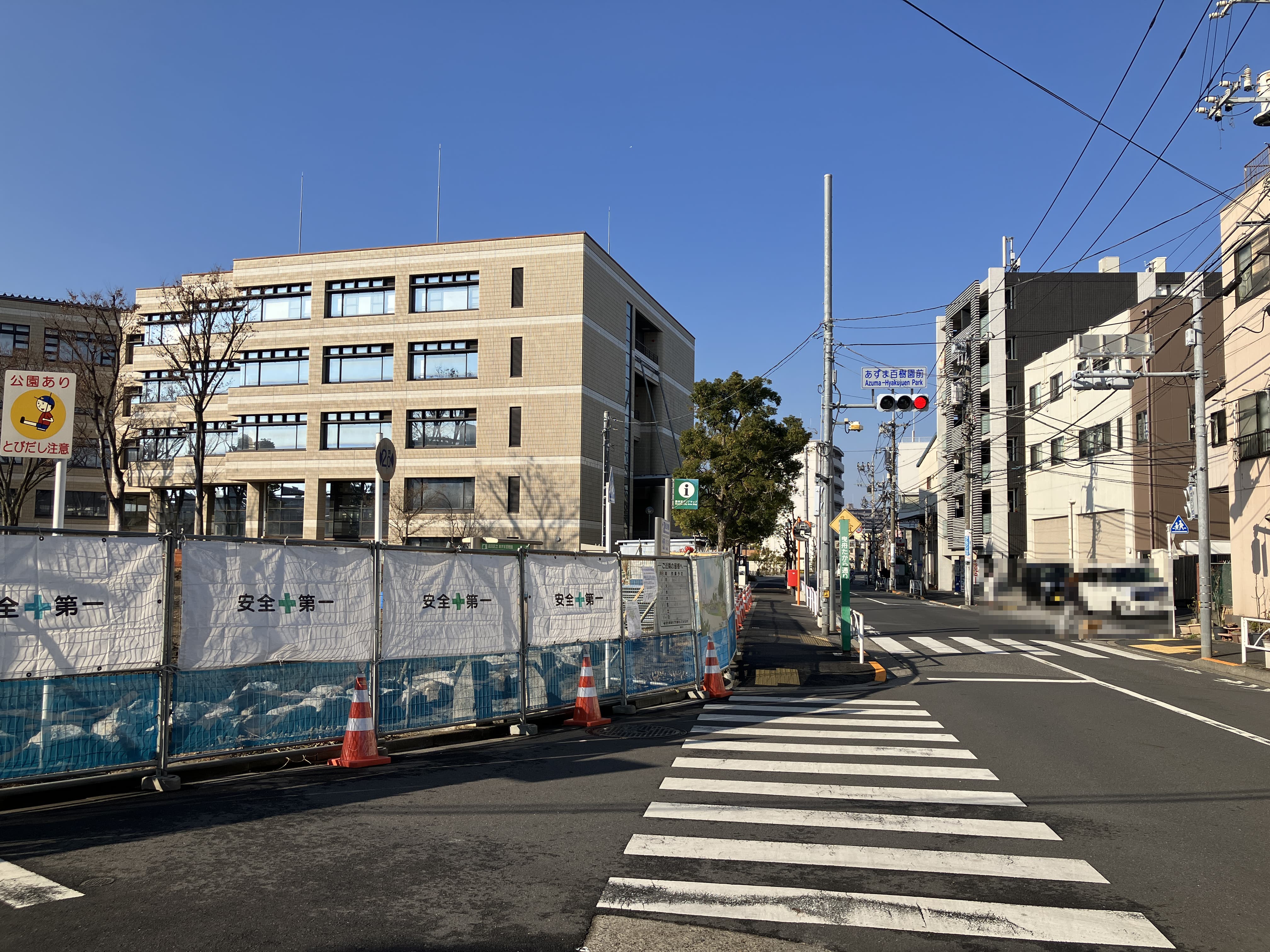 １分間ほど歩くと左手に見えてくるベージュの５階建ての建物が、千葉大学墨田サテライトキャンパスです