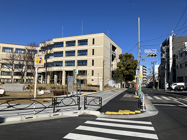 １分間ほど歩くと左手に見えてくるベージュの５階建ての建物が、千葉大学墨田サテライトキャンパスです