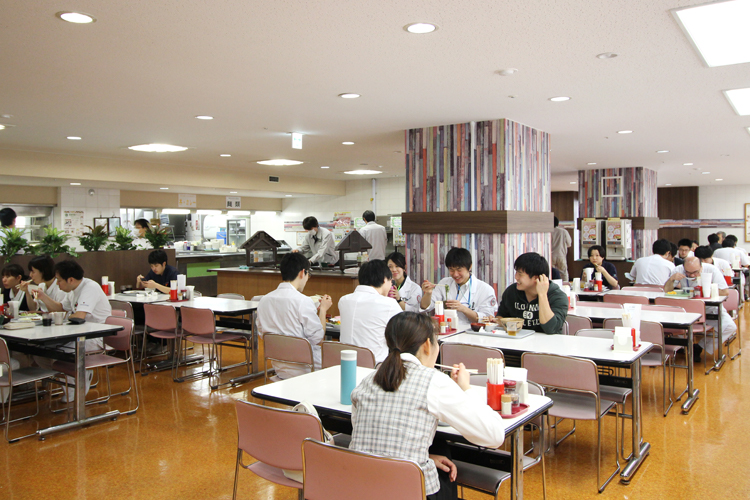 写真：食堂で食事をする職員