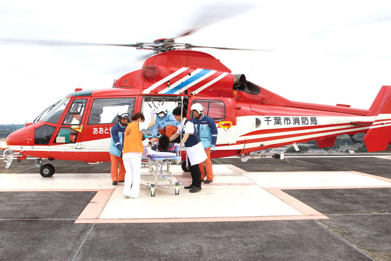 写真：消防ヘリに模擬患者を搬送する様子