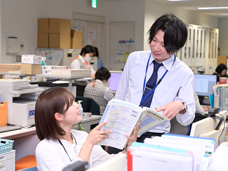 写真：制度やルールを確認しながら、現場と連携して業務を進めています