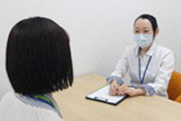 写真:患者さんと面談する様子