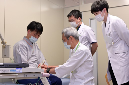 写真:筋電図検査の様子