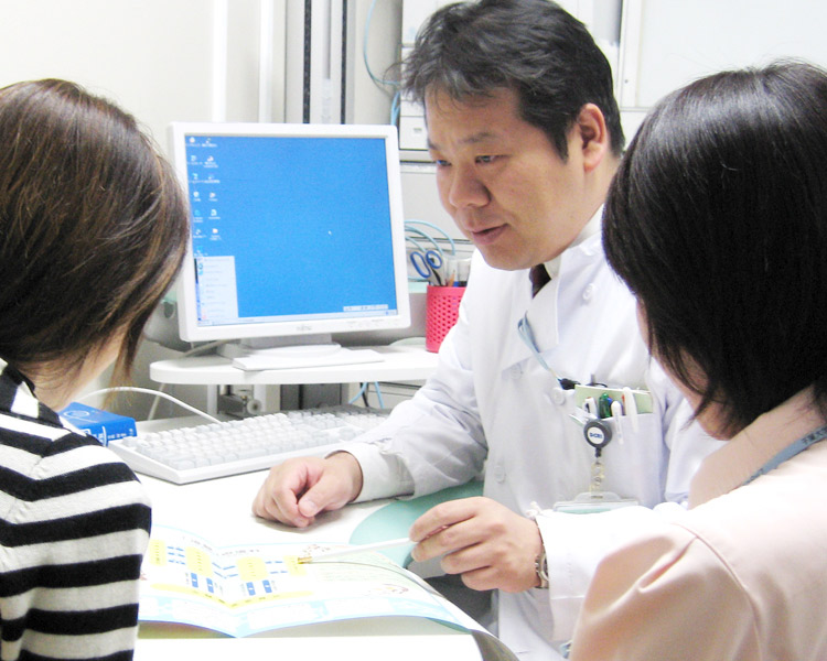 写真:被験者に説明する様子