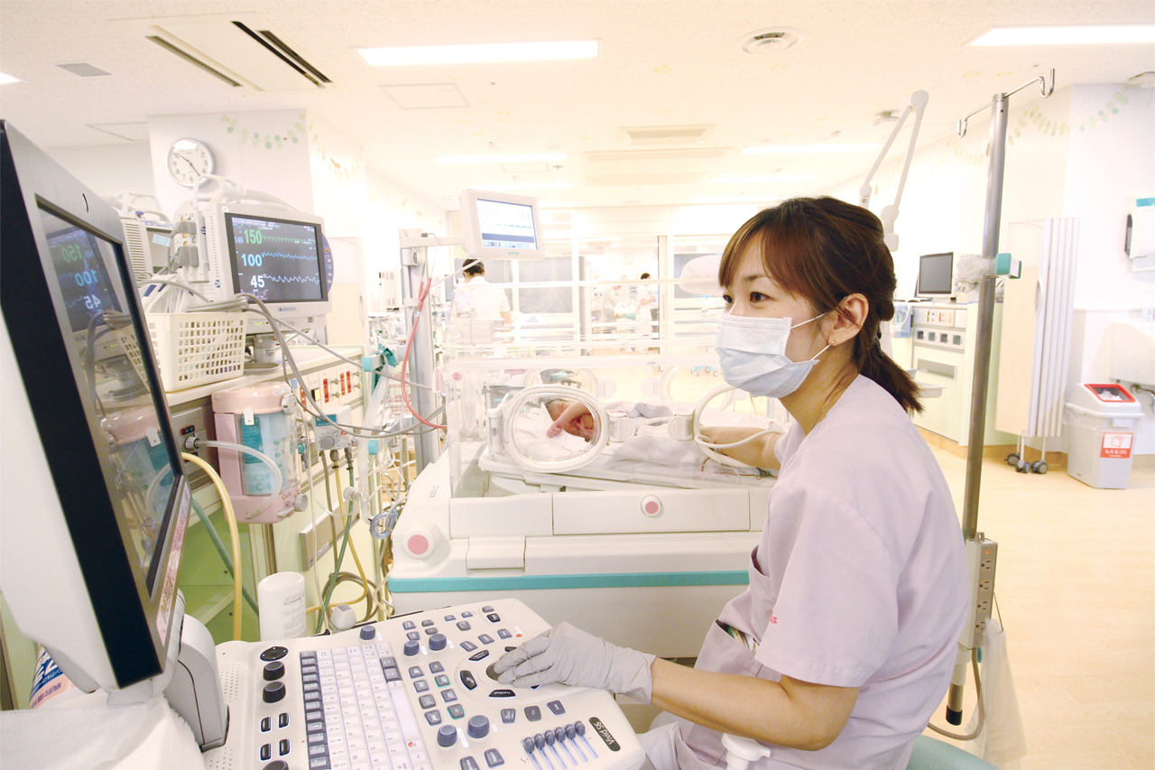 写真:新生児を診療する様子