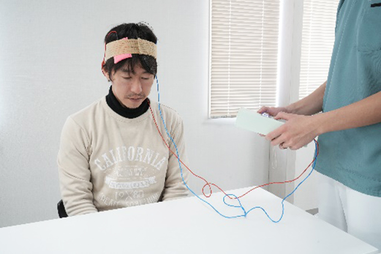 写真：tDCS（経頭蓋直流電流刺激装置）