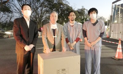 ミネベアミツミ株式会社・西村様(写真左)と麻酔・疼痛・緩和医療科・磯野教授、医療スタッフ