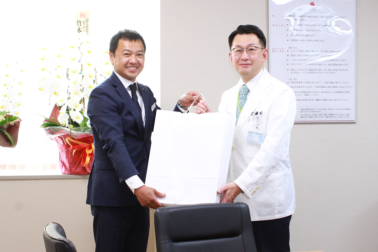 千葉トヨペット株式会社・小堀様(写真左)と横手病院長