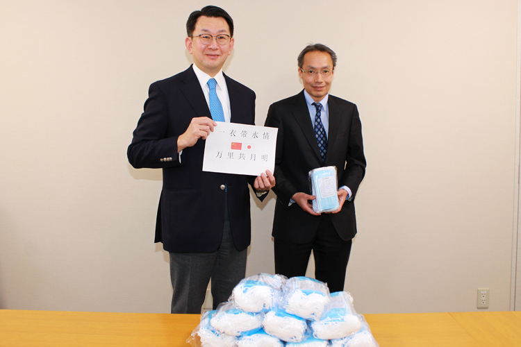 ご支援いただいた資材と横手病院長(写真左)と整形外科・大鳥教授