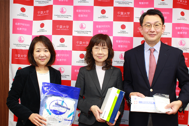 (写真左から)看護学研究科・正木教授、中村研究科長、横手病院長