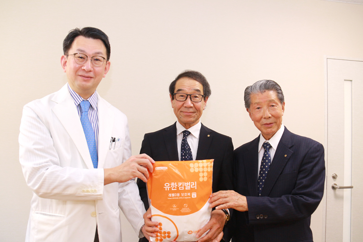 千葉ロータリークラブ会長・清田様(写真中央)、元病院長・藤澤様(写真右)と横手病院長