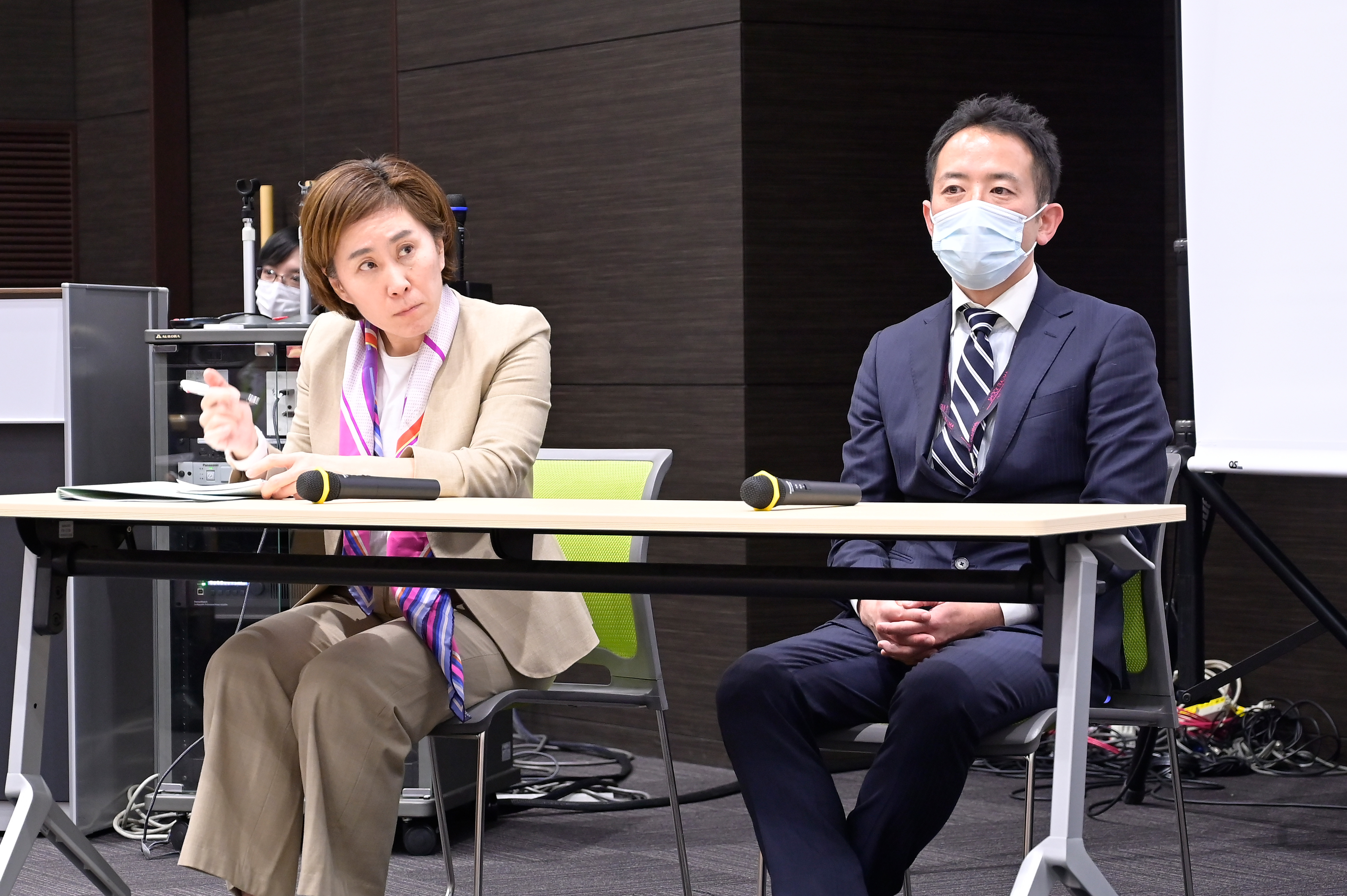 写真:基調講演を行った救急科・富田啓介医師(右)と患者支援部・日野もえ子医師(左)