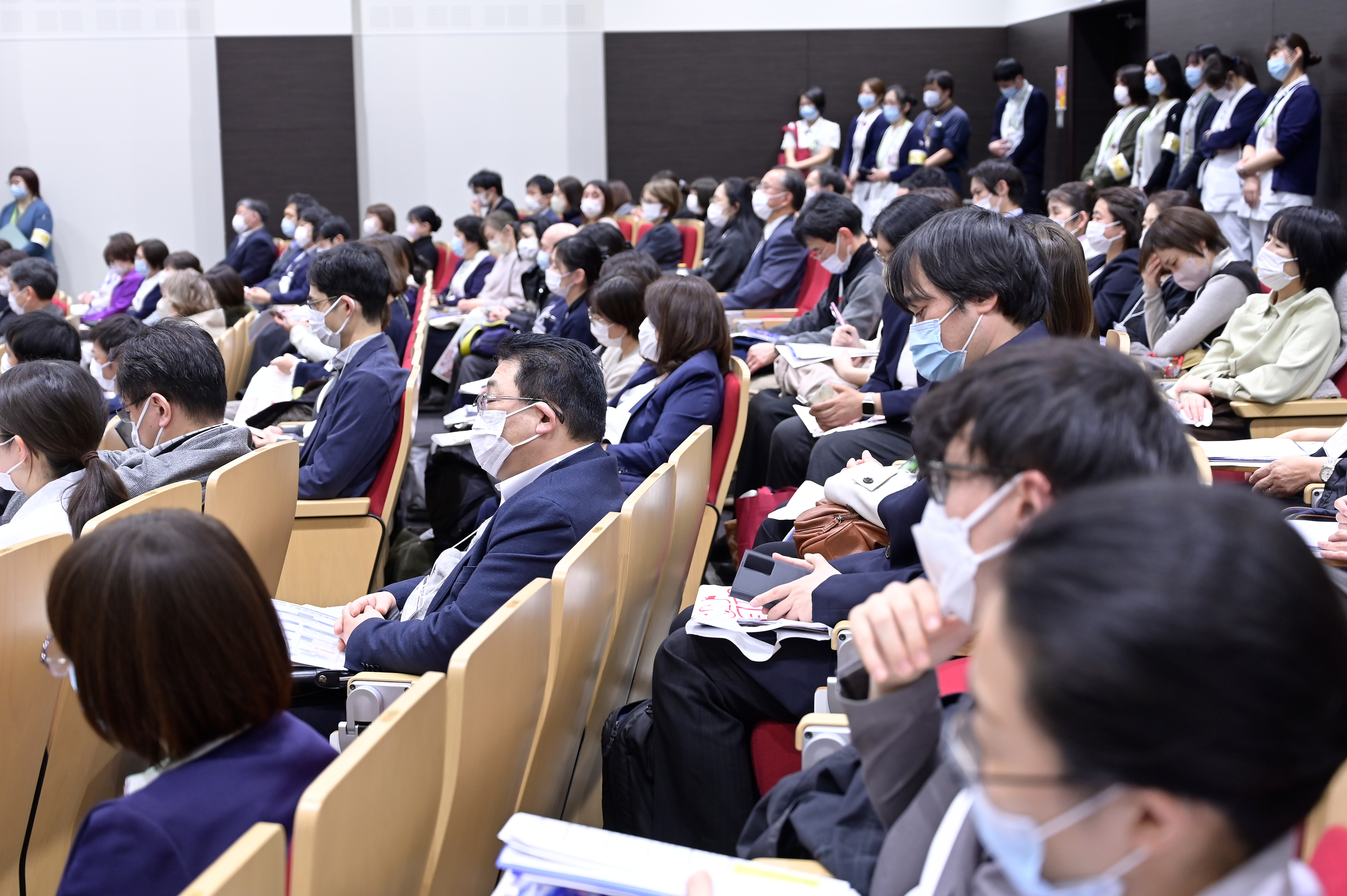 写真:100名を超える参加者で埋まった会場