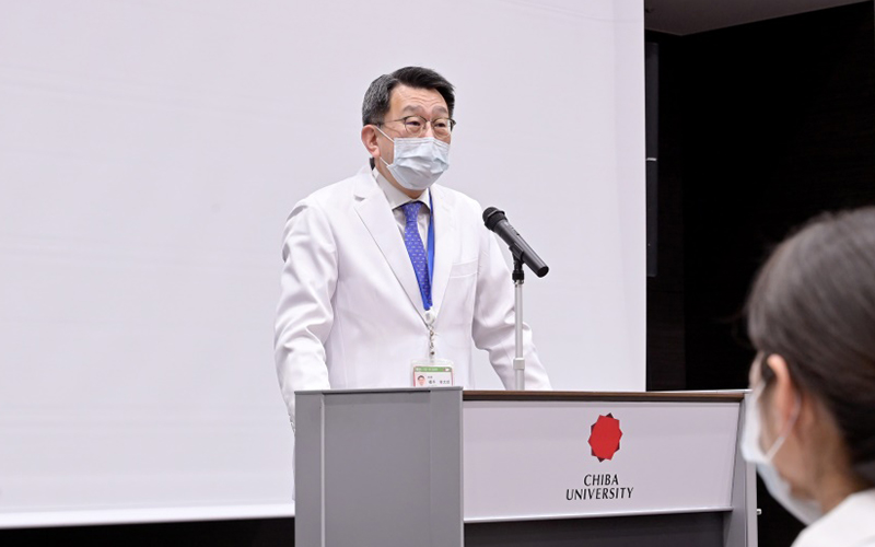 写真:開会のあいさつをする横手病院長