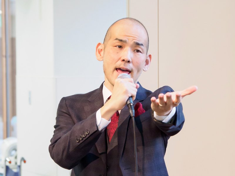 写真:木山裕策さんの歌う姿