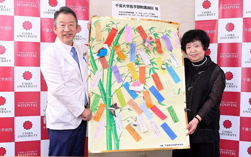 写真:加藤副病院長(左)に七夕飾りを贈呈する千葉商工会議所女性会の高梨会長