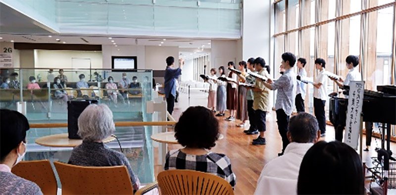 写真：外来診療棟に美しい歌声が響きました