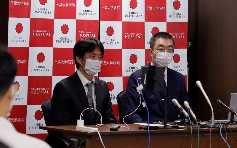 写真:研究成果を発表する大学院医学研究院の平原教授(右)と岩村特任講師