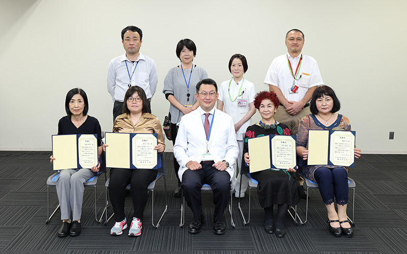 写真:横手病院長(前列中央)とともに記念撮影