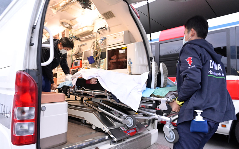 写真：現場から救急車で救命救急センターに搬送