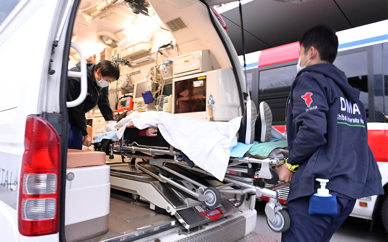 写真:現場から救急車で救命救急センターに搬送