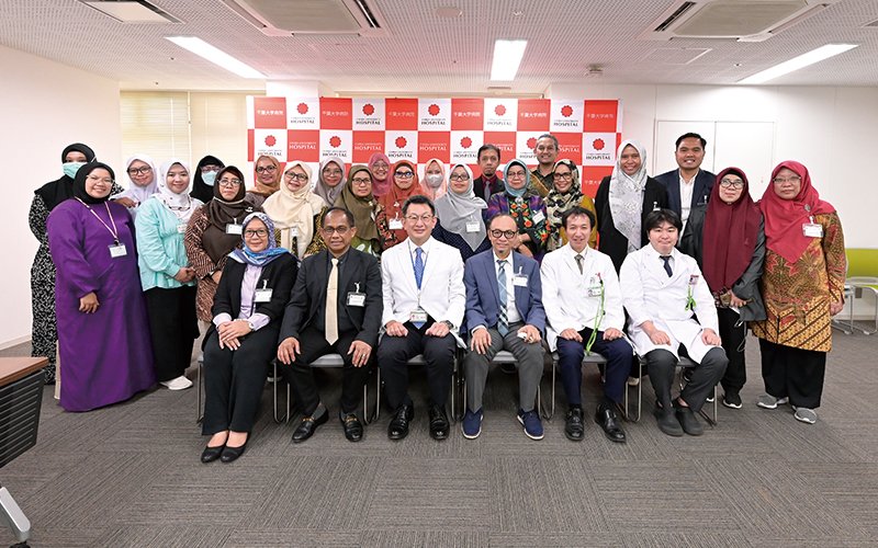 写真:横手病院長(前列左から3番目)、濱田小児科長(前列右から2番目)、中野助教(前列右から1番目)