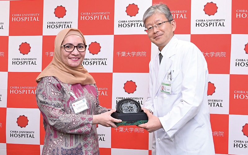 写真：インドネシアの各病院から記念品を受け取る鈴木国際医療センター長